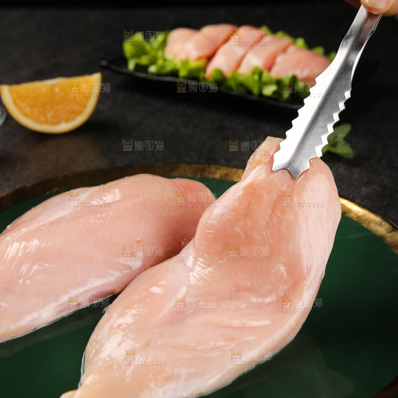 黑底上的鸡胸肉