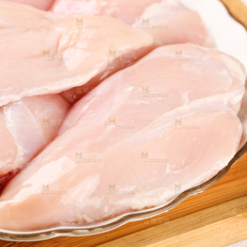 浅底上的新鲜鸡胸肉