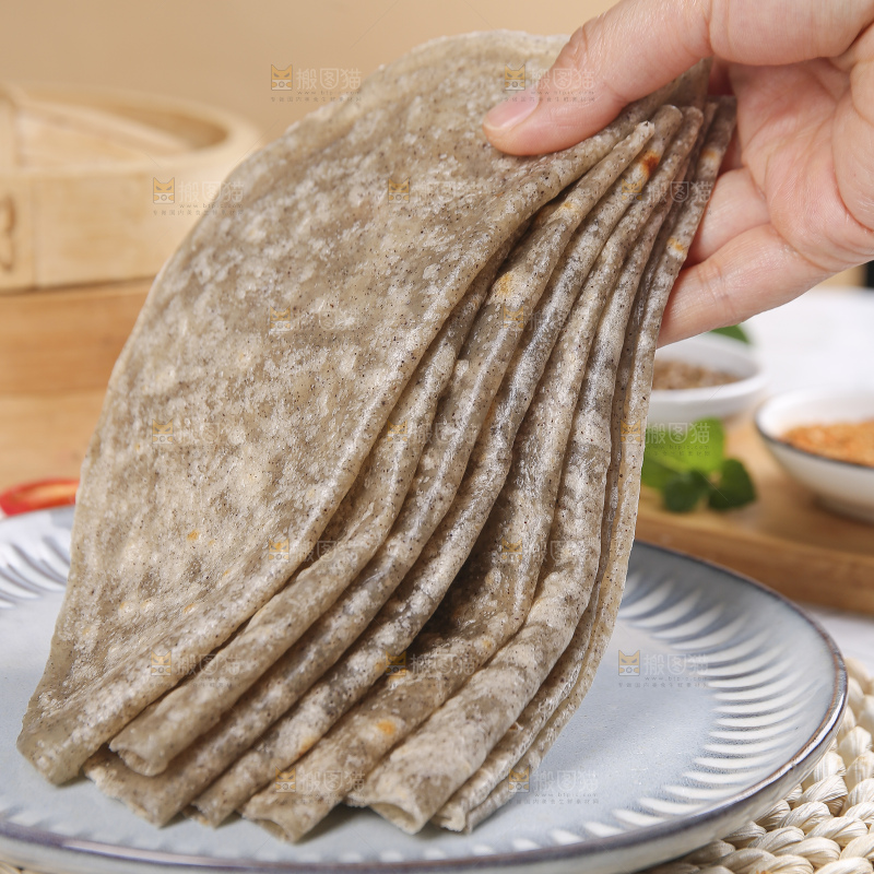 浅底上的全麦卷饼