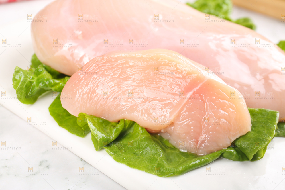 浅底上的新鲜鸡胸肉