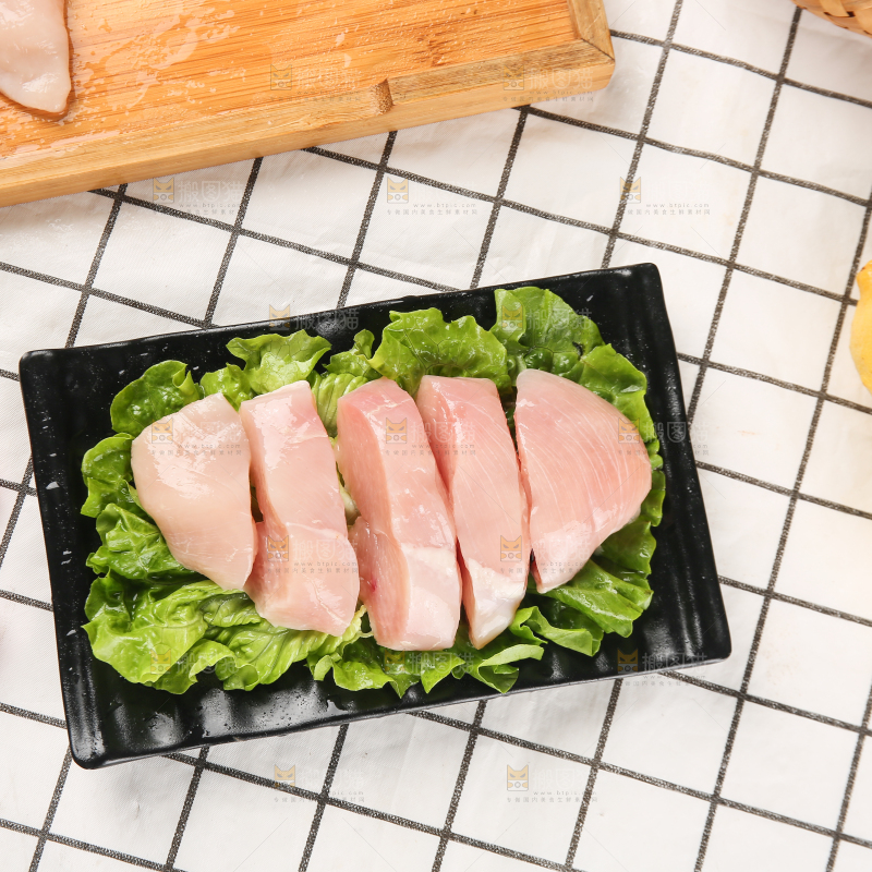 浅底上的新鲜鸡胸肉