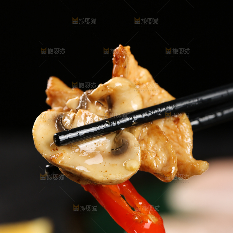 深底上的口蘑炒肉片