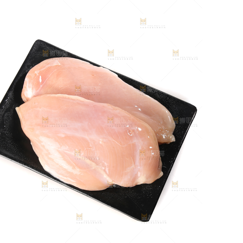 白底上的鸡胸肉