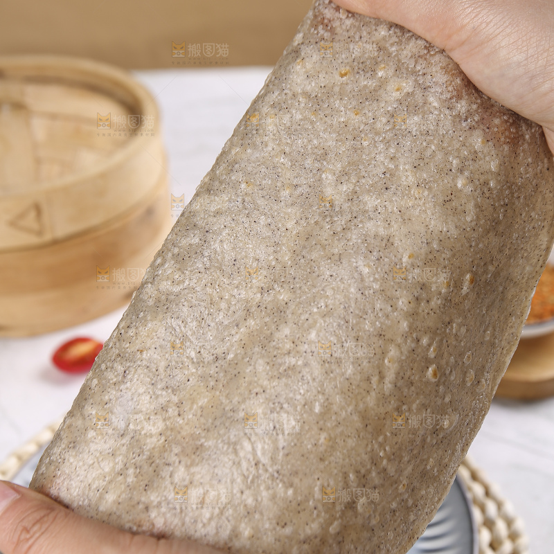 浅底上的全麦卷饼