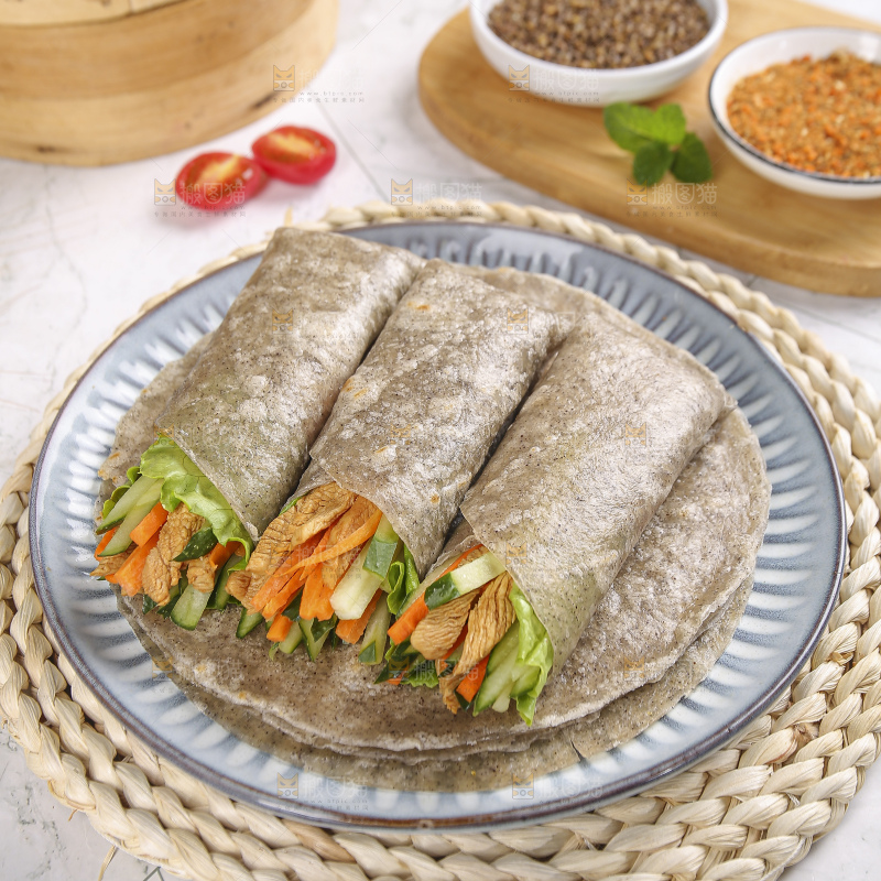 浅底上的全麦卷饼