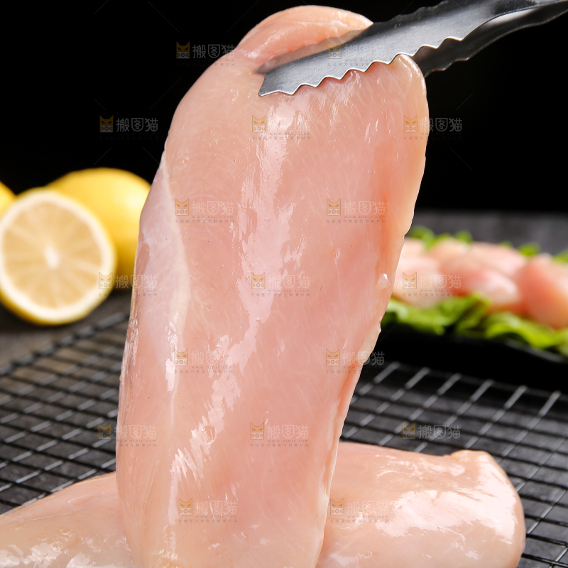 深底上的鸡胸肉