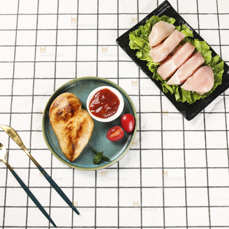 浅底上的新鲜鸡胸肉