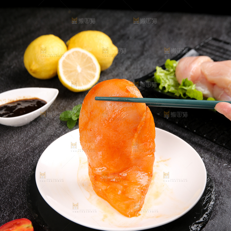 深底上的鸡胸肉