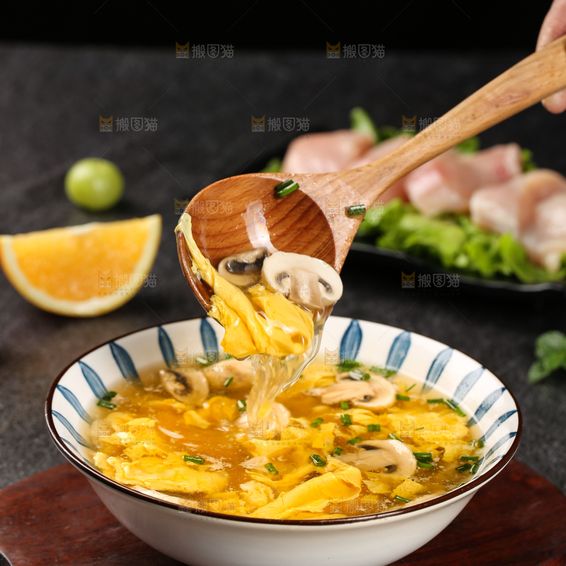 深底上的口蘑鸡蛋汤