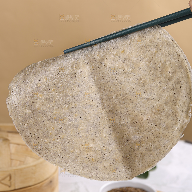 浅底上的全麦卷饼