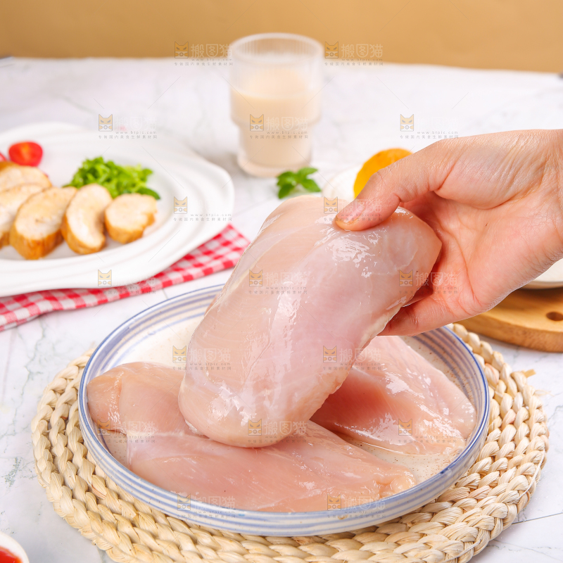 浅底上的新鲜鸡胸肉