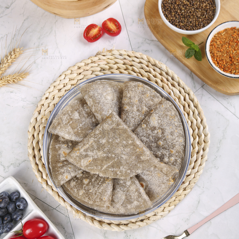 浅底上的全麦卷饼