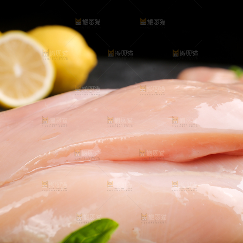 深底上的鸡胸肉