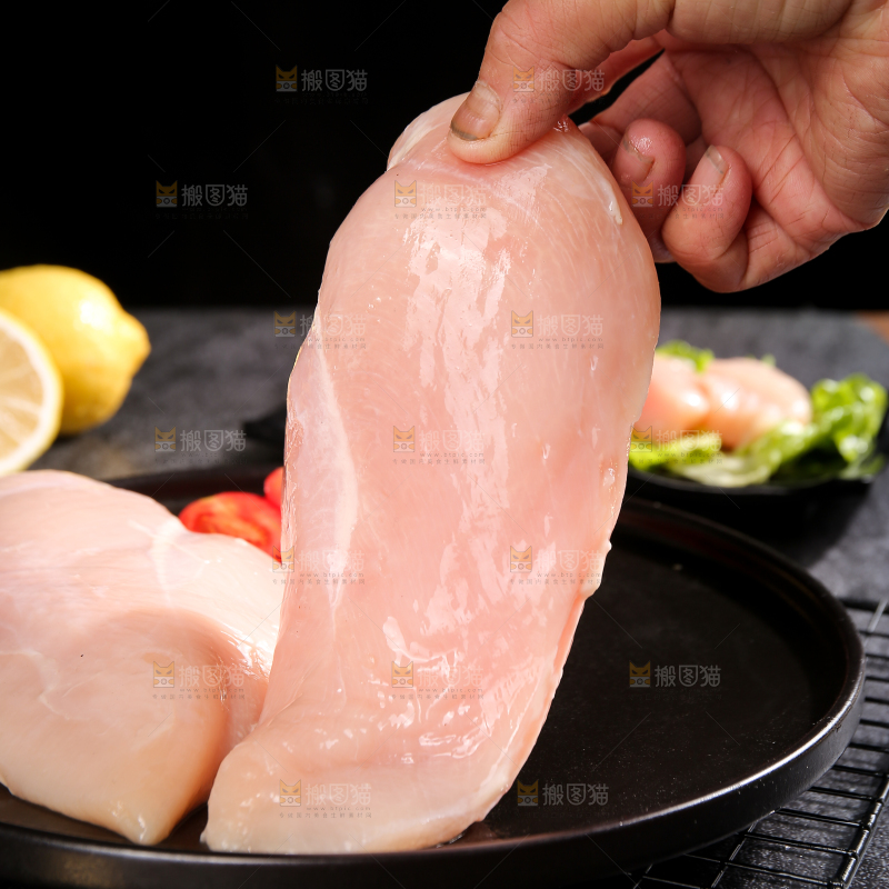 深底上的鸡胸肉