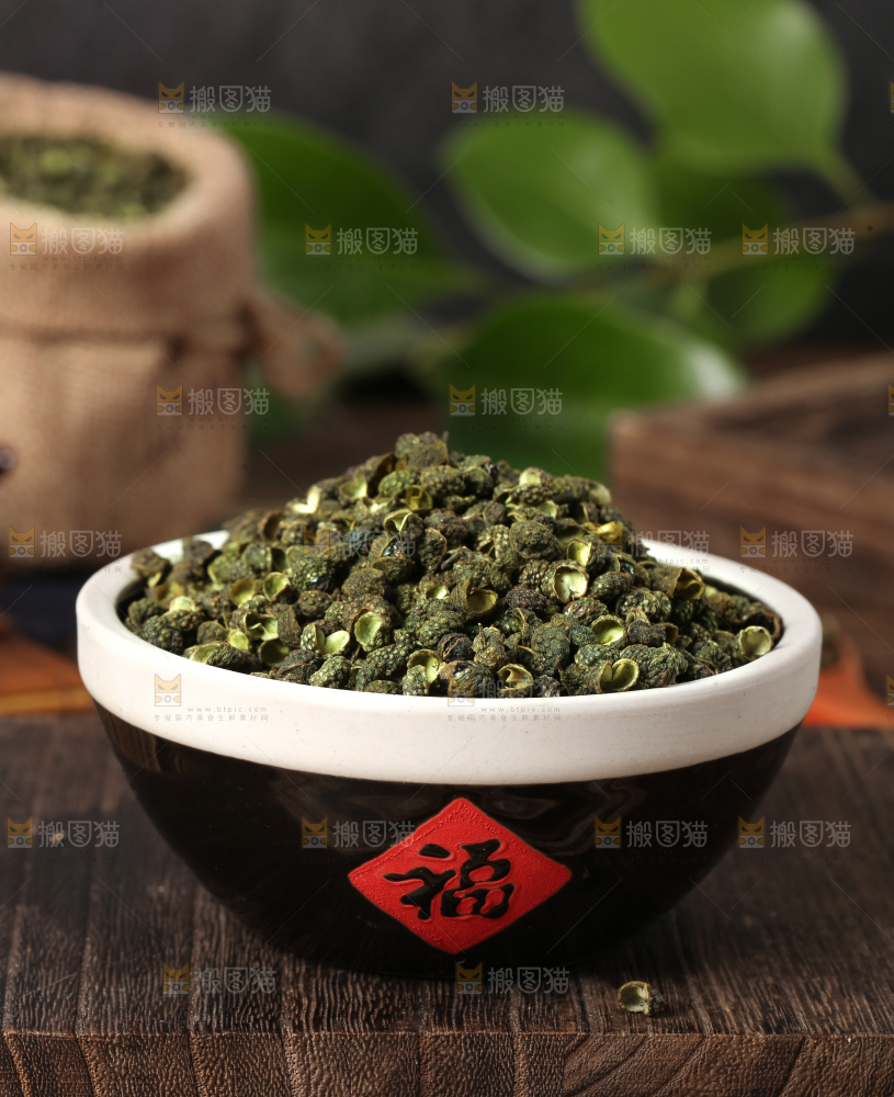 深底上的藤椒