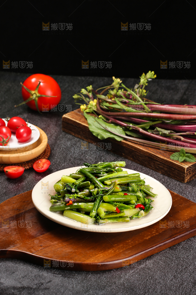 深底上的炒红菜苔