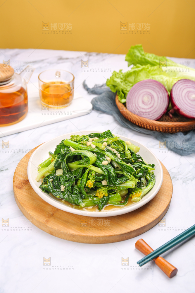 浅底上的清炒菜心
