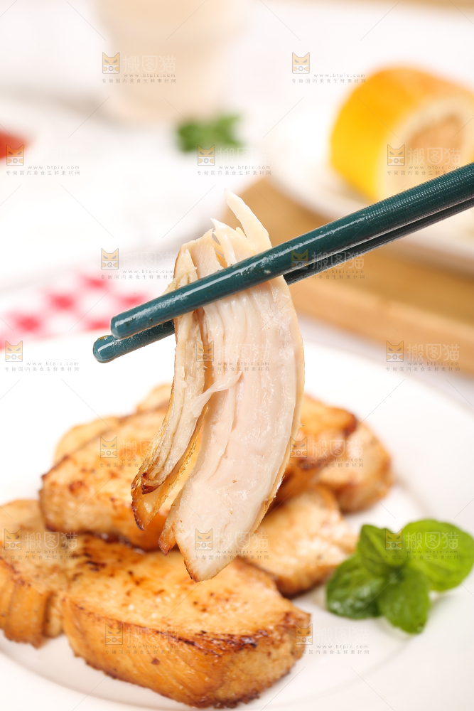 浅底上的新鲜鸡胸肉