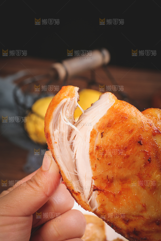 木底上的鸡胸肉