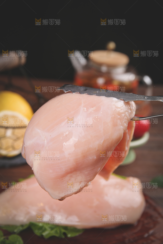 木底上的鸡胸肉