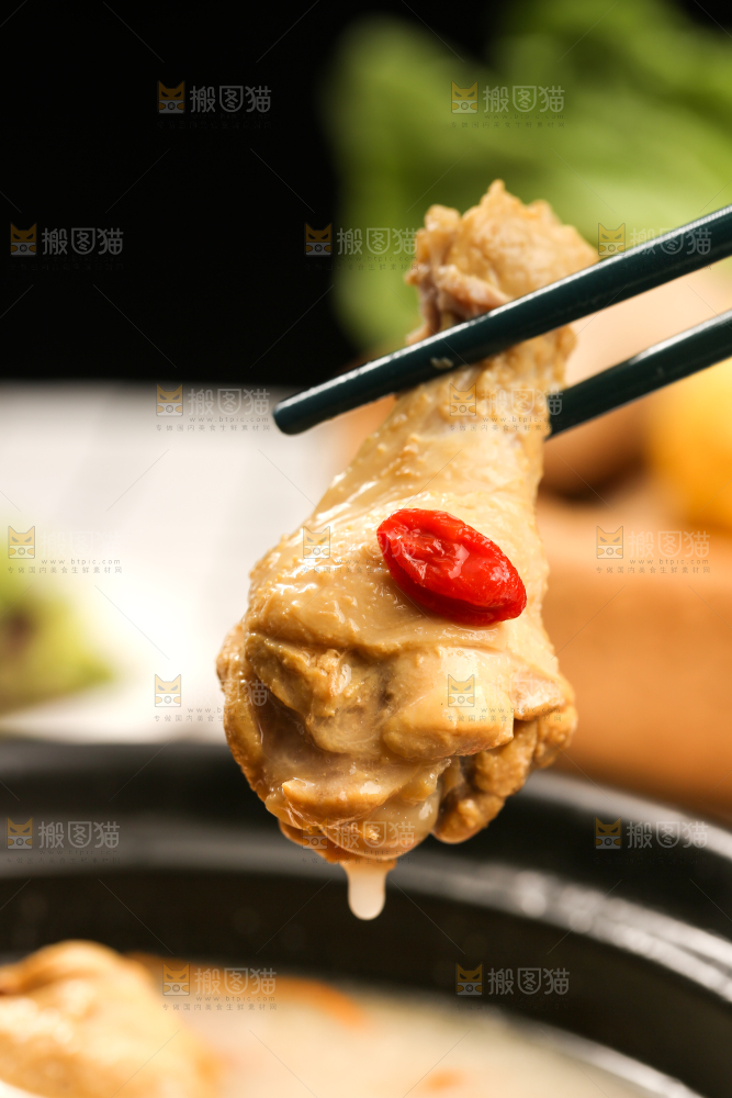 浅底上的枸杞炖鸡汤