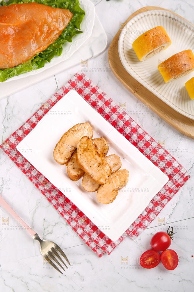 浅底上的新鲜鸡胸肉