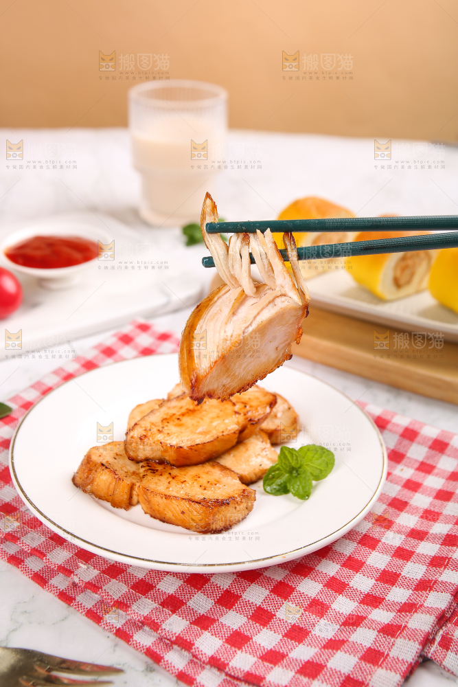 浅底上的新鲜鸡胸肉