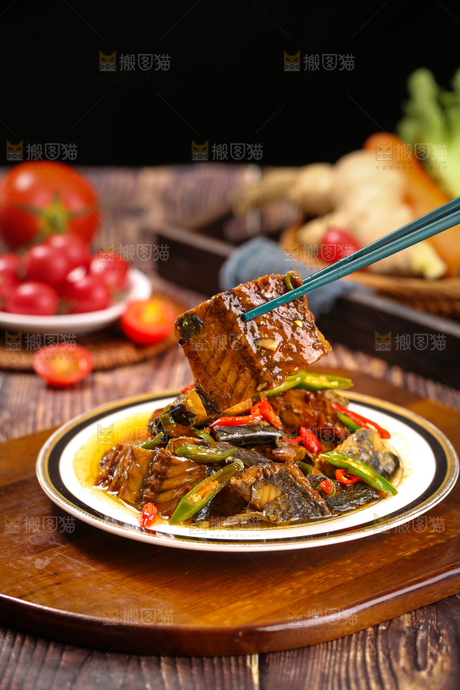 深底上的红烧鲅鱼
