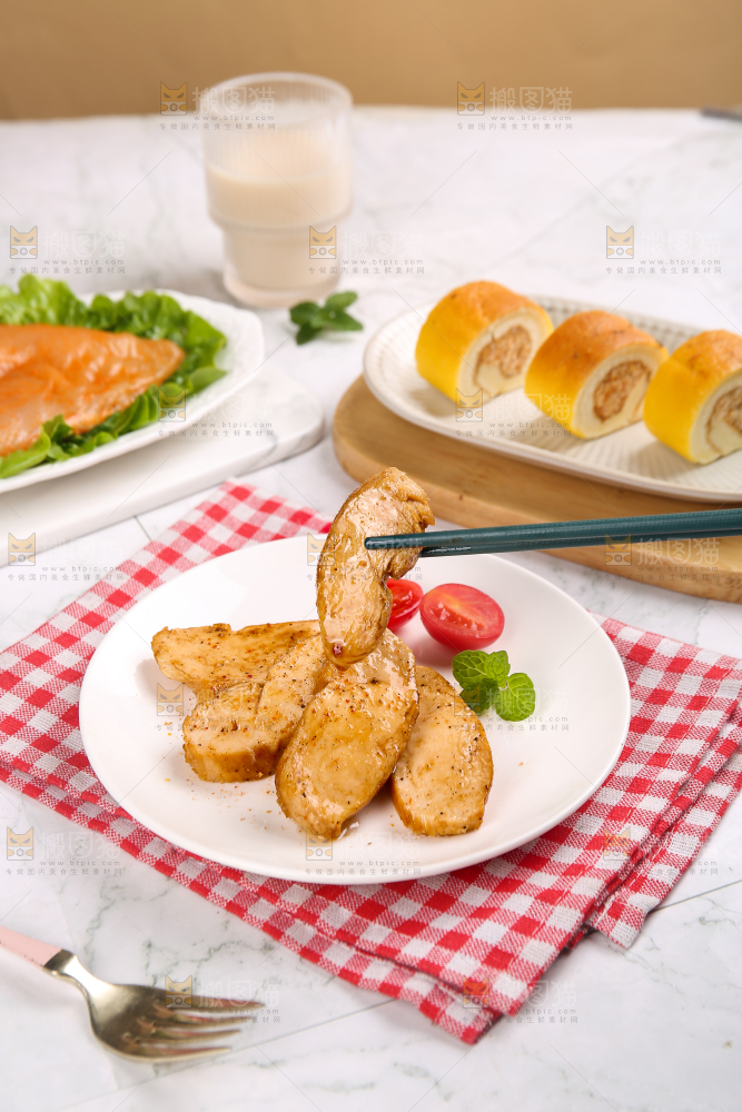浅底上的新鲜鸡胸肉