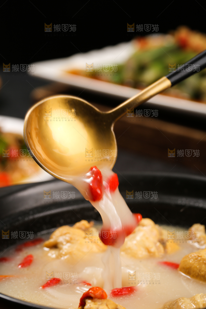 深底上的枸杞炖鸡汤