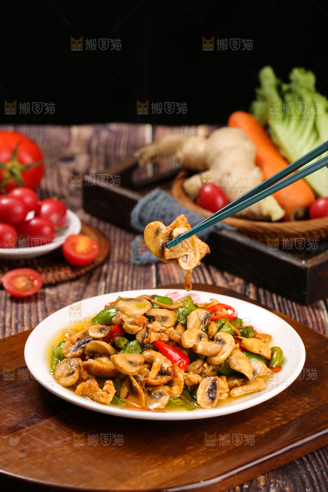 深底上的口蘑炒肉片