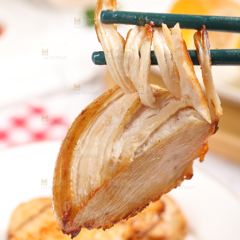 浅底上的新鲜鸡胸肉