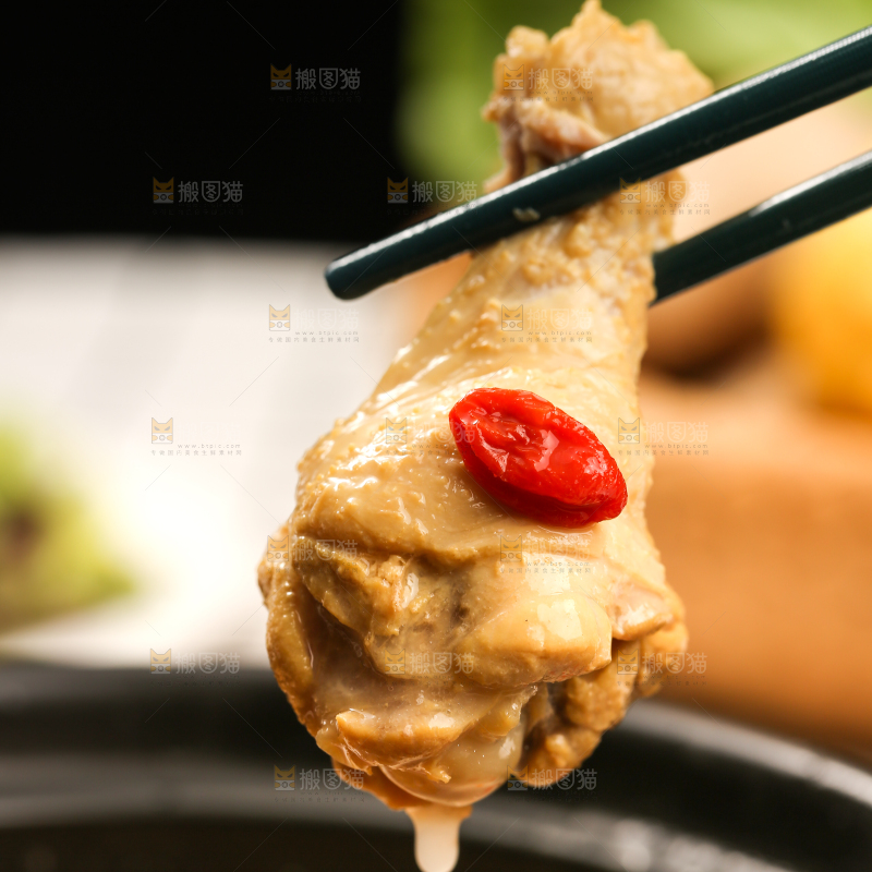 浅底上的枸杞炖鸡汤