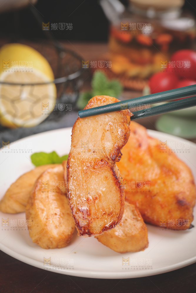 木底上的鸡胸肉
