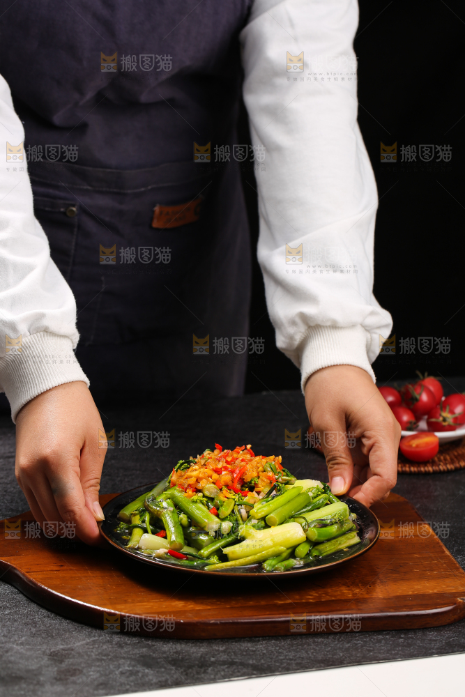 深底上的炒红菜苔