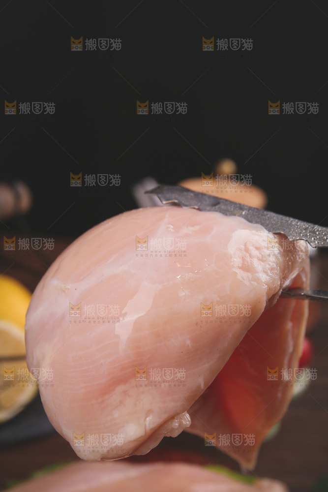 木底上的鸡胸肉