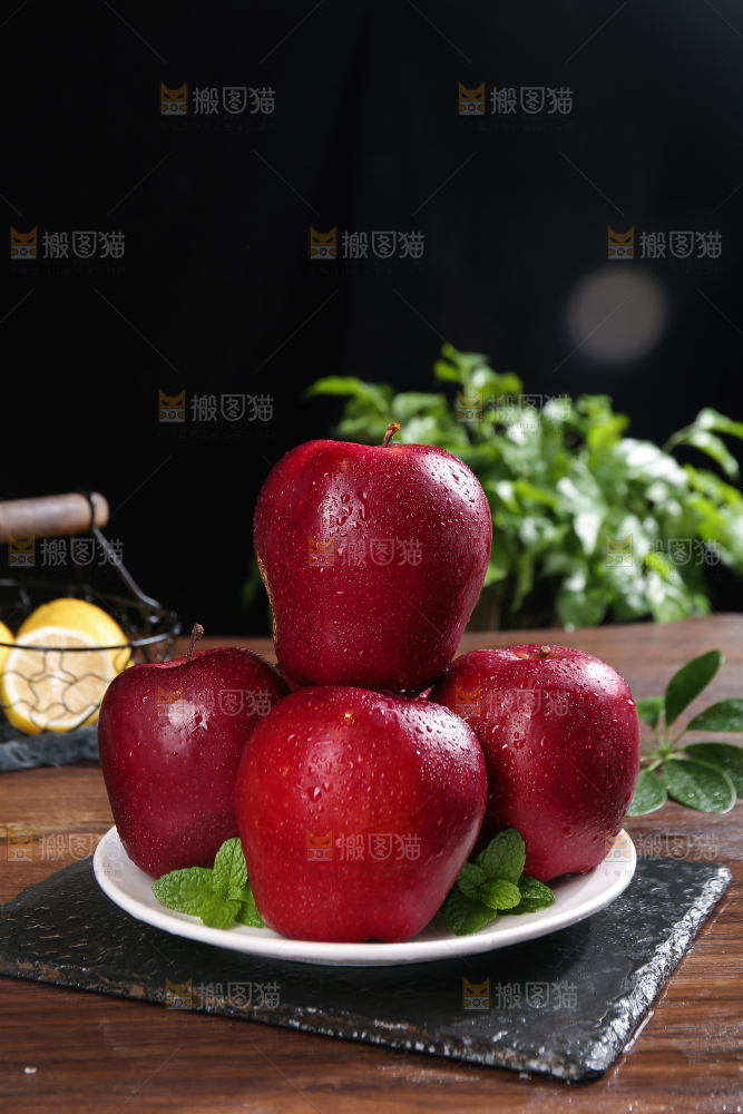 深底上的圣诞苹果