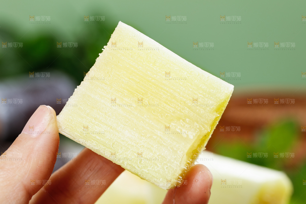 深底上的黑皮甘蔗