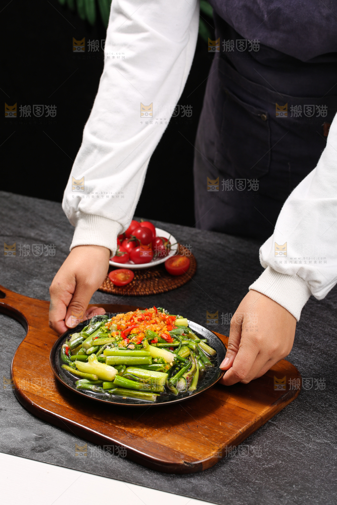 深底上的炒红菜苔