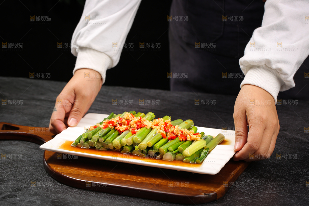 深底上的炒红菜苔