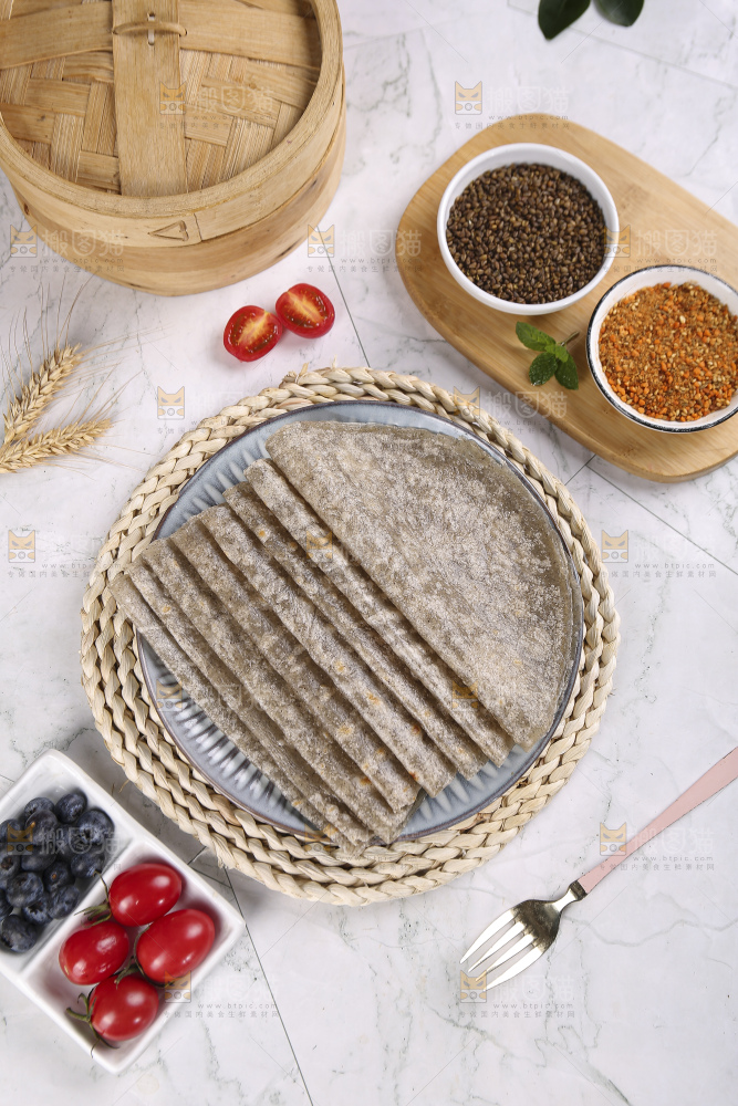 浅底上的全麦卷饼