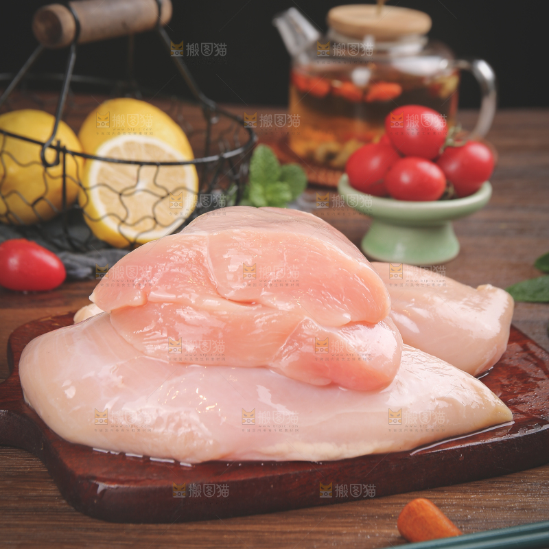 木底上的鸡胸肉