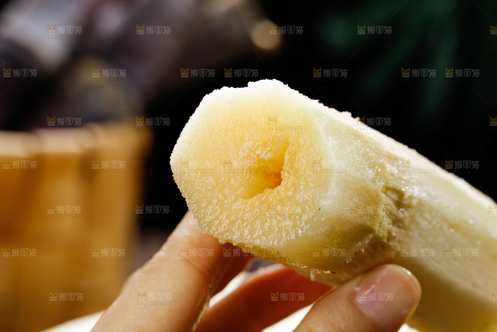 深底上的黑皮甘蔗