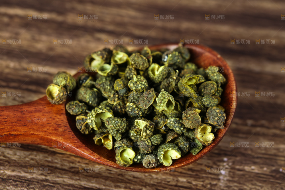 深底上的藤椒