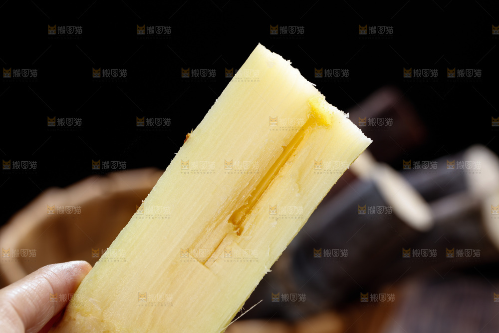 深底上的黑皮甘蔗