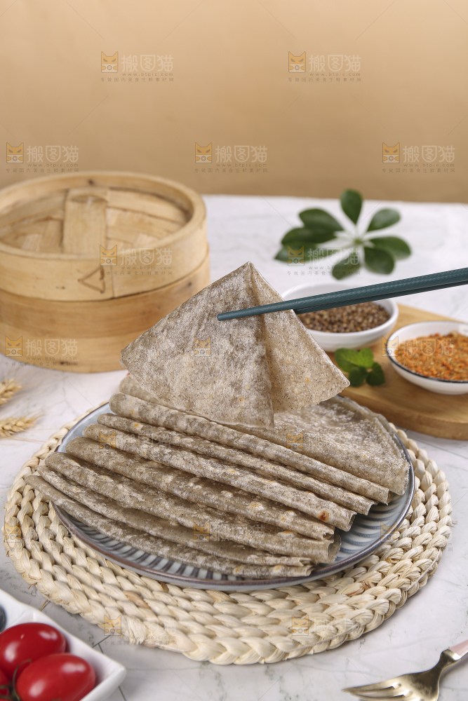 浅底上的全麦卷饼