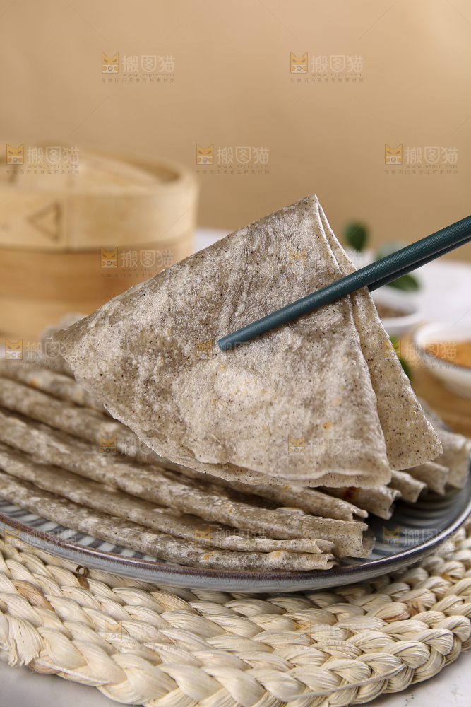 浅底上的全麦卷饼