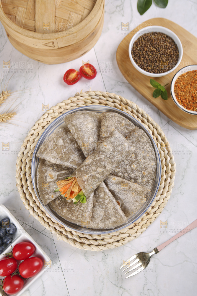浅底上的全麦卷饼