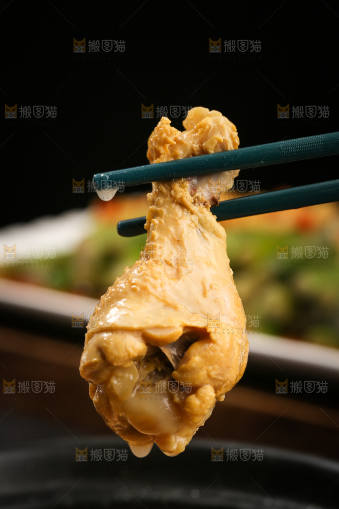 深底上的枸杞炖鸡汤