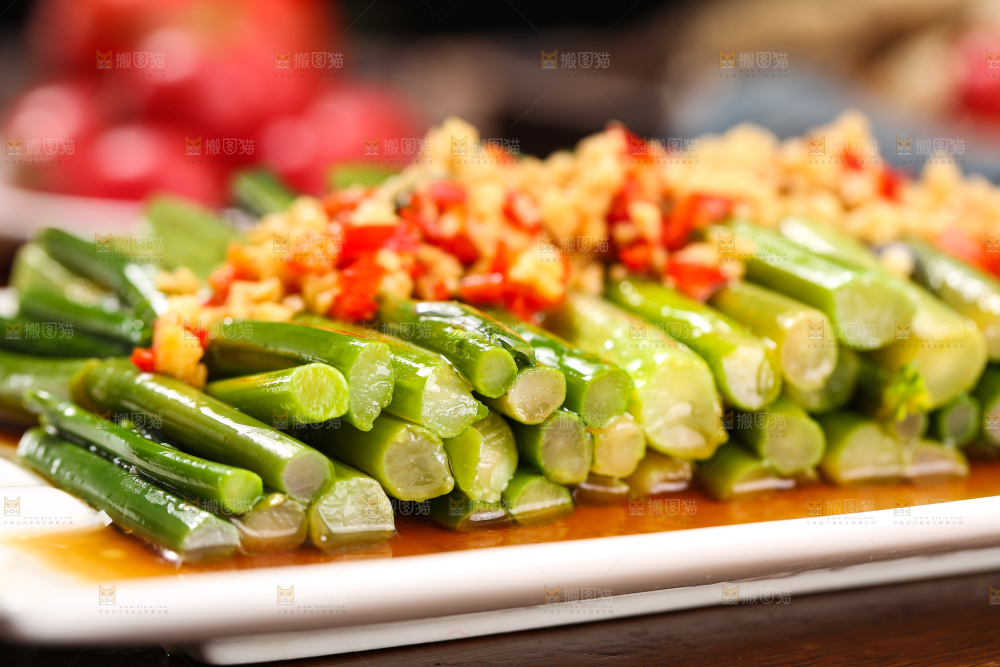深底上的炒红菜苔